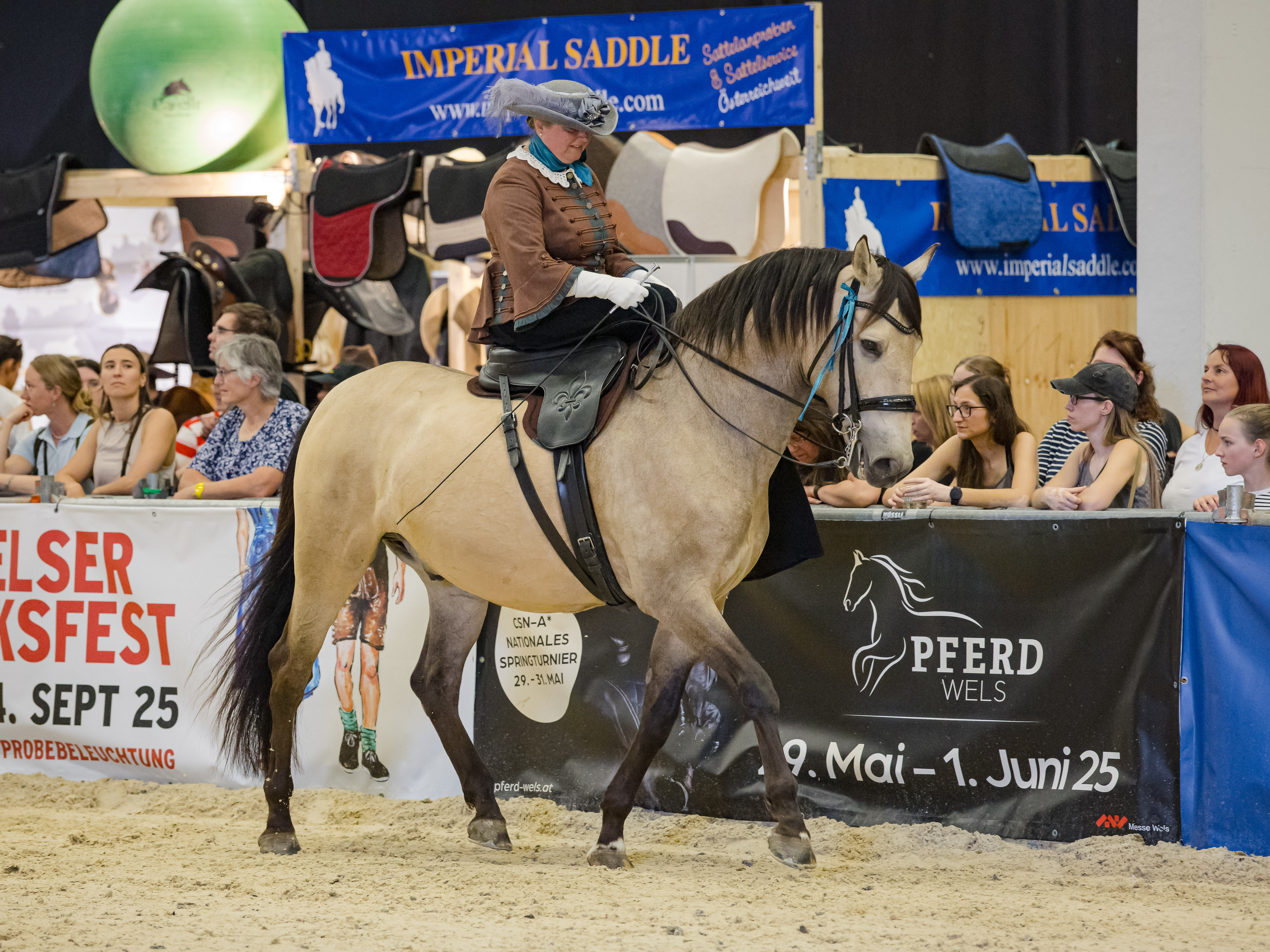 historische Reiterspiele im Damensattel